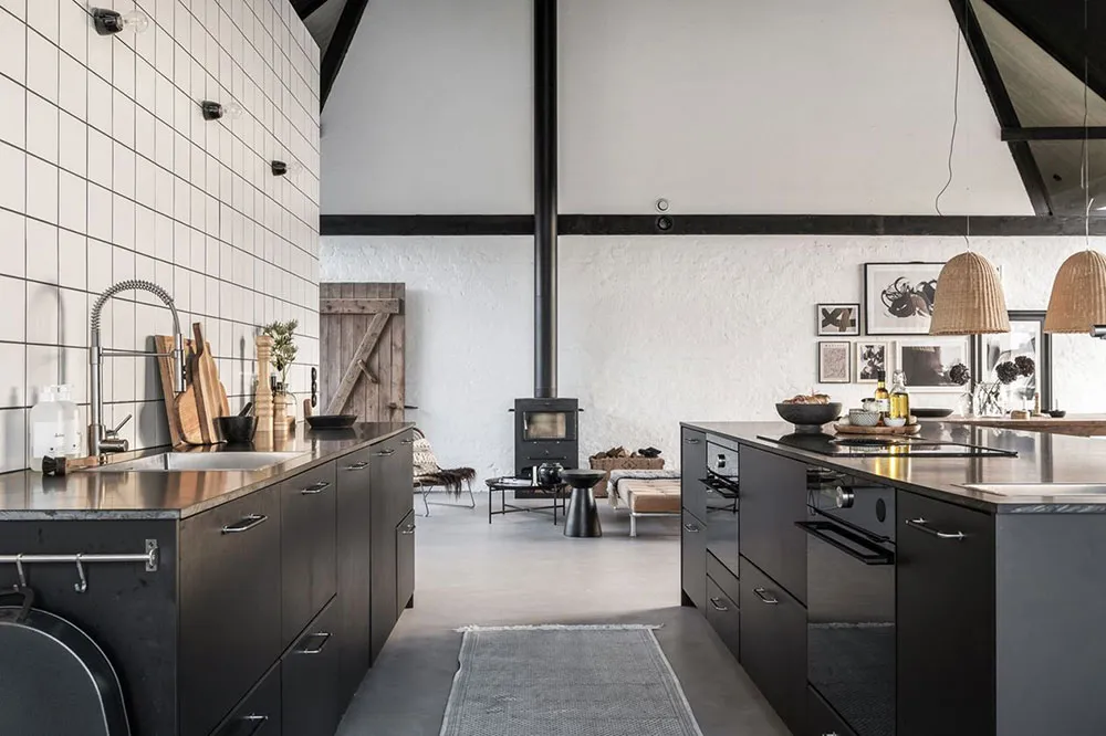 Stylischer moderner Scheunenstil mit schwarz-weißen Interiören - Gallery image 7