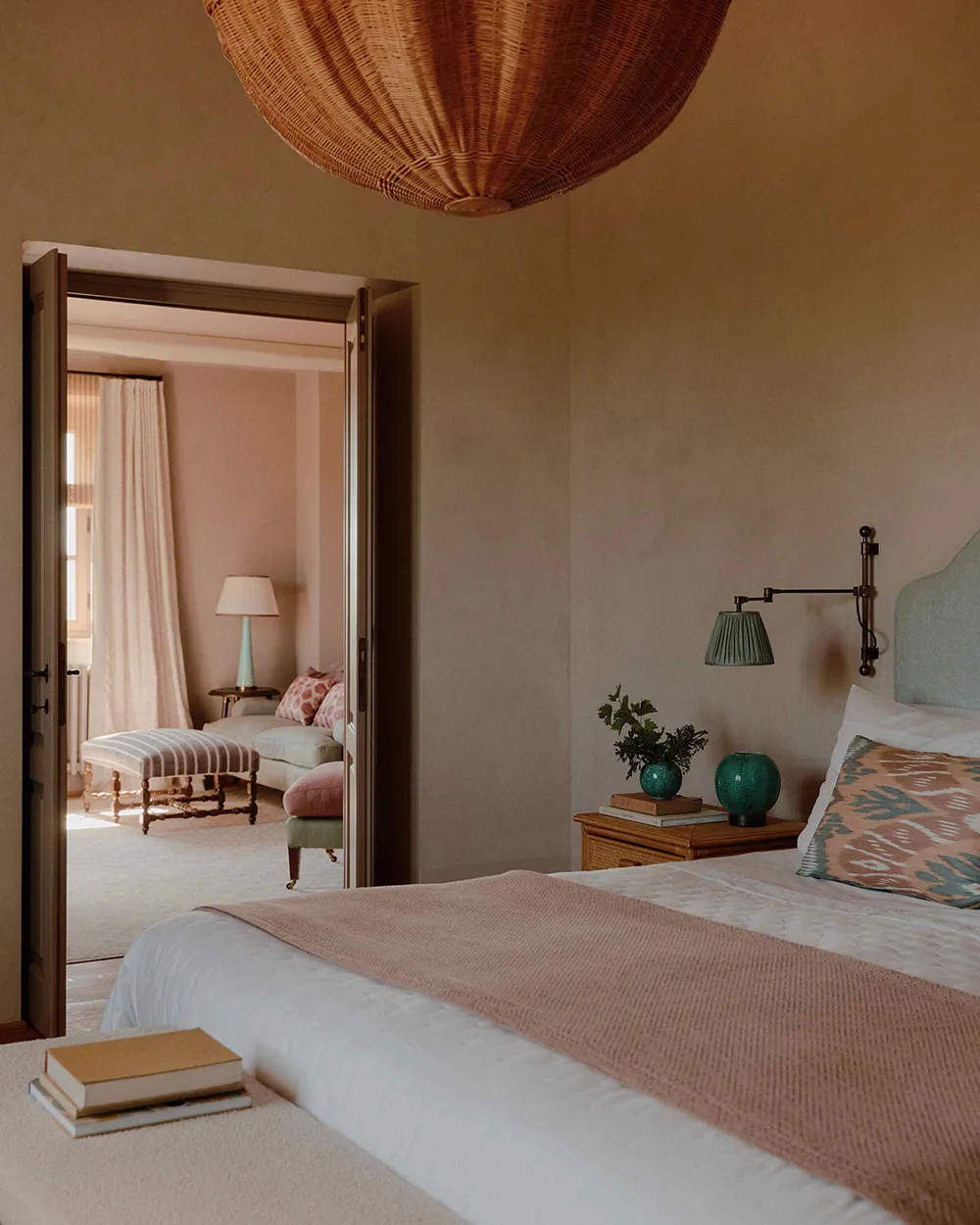 Hermosas tonalidades suaves en el interior de una villa histórica en Toscana - Gallery image 10