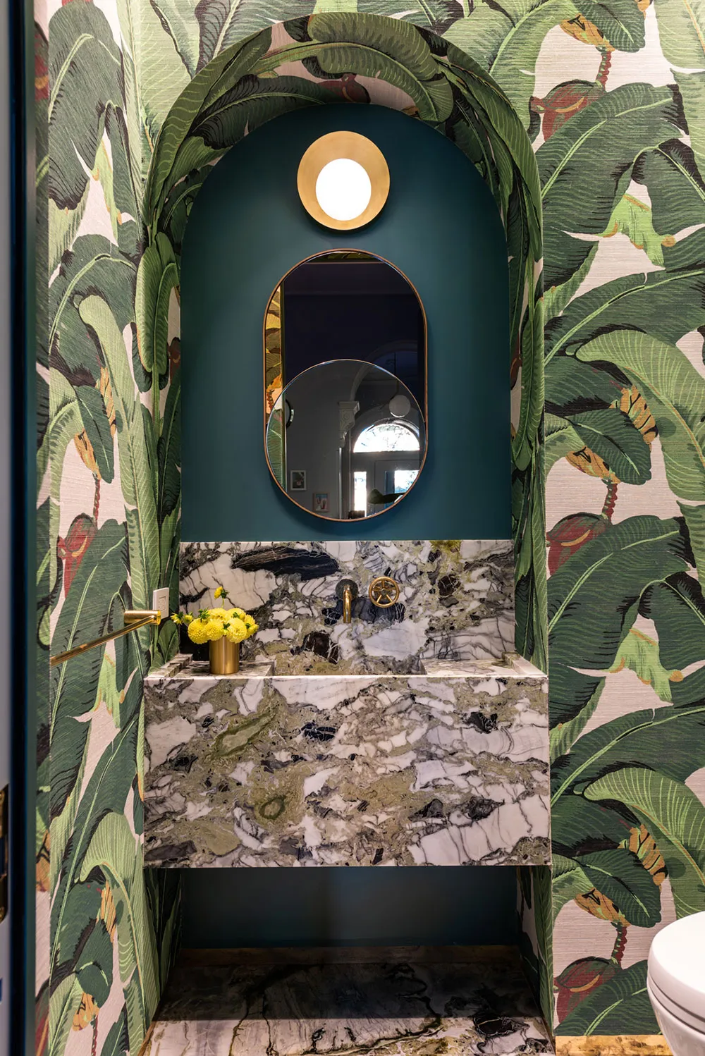 ब्रुकलिन में एक पुनर्संवर्धित ब्राउनस्टोन के अंदरूनी हिस्से में जीवंत रंग एवं पैटर्न
(Vibrant colors and patterns in the interior of a restored brownstone in Brooklyn) - Gallery image 11