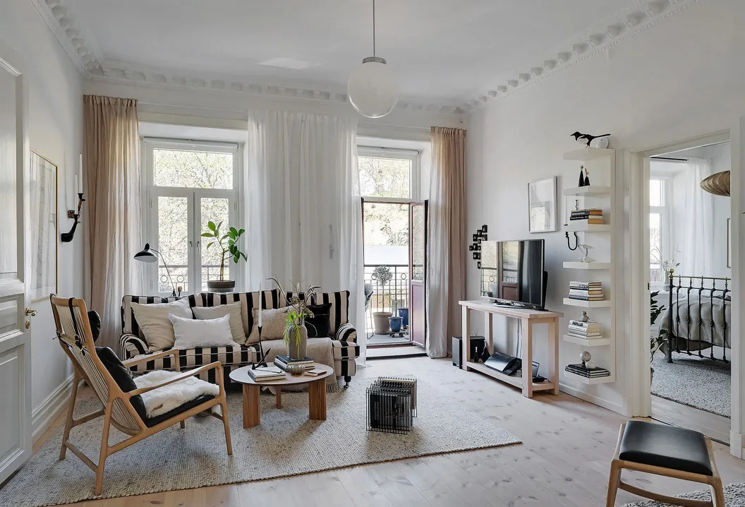 Apartamento escandinavo con sofá a rayas - Gallery image 1