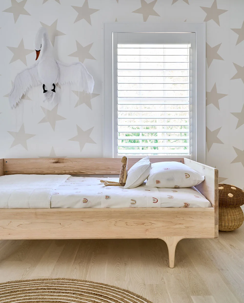 ロングアイランドにある、ナチュラルウッドのディテールが施されたエアリーで白いインテリア - Gallery image 18