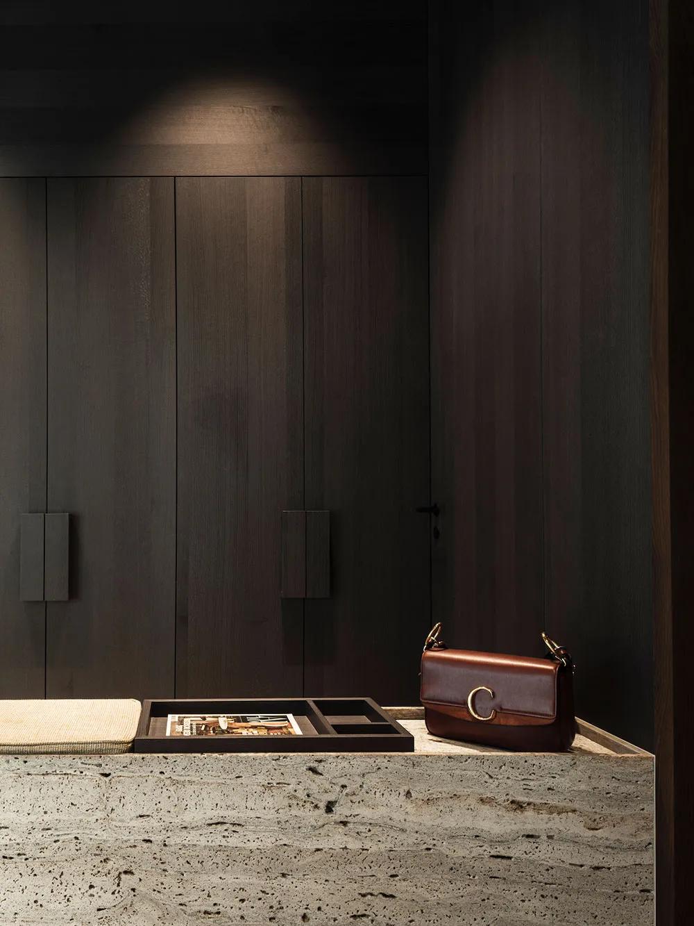 Minimalistisches Interior eines Hauses in Belgien mit stylischen schwarzen Akzenten - Gallery image 13