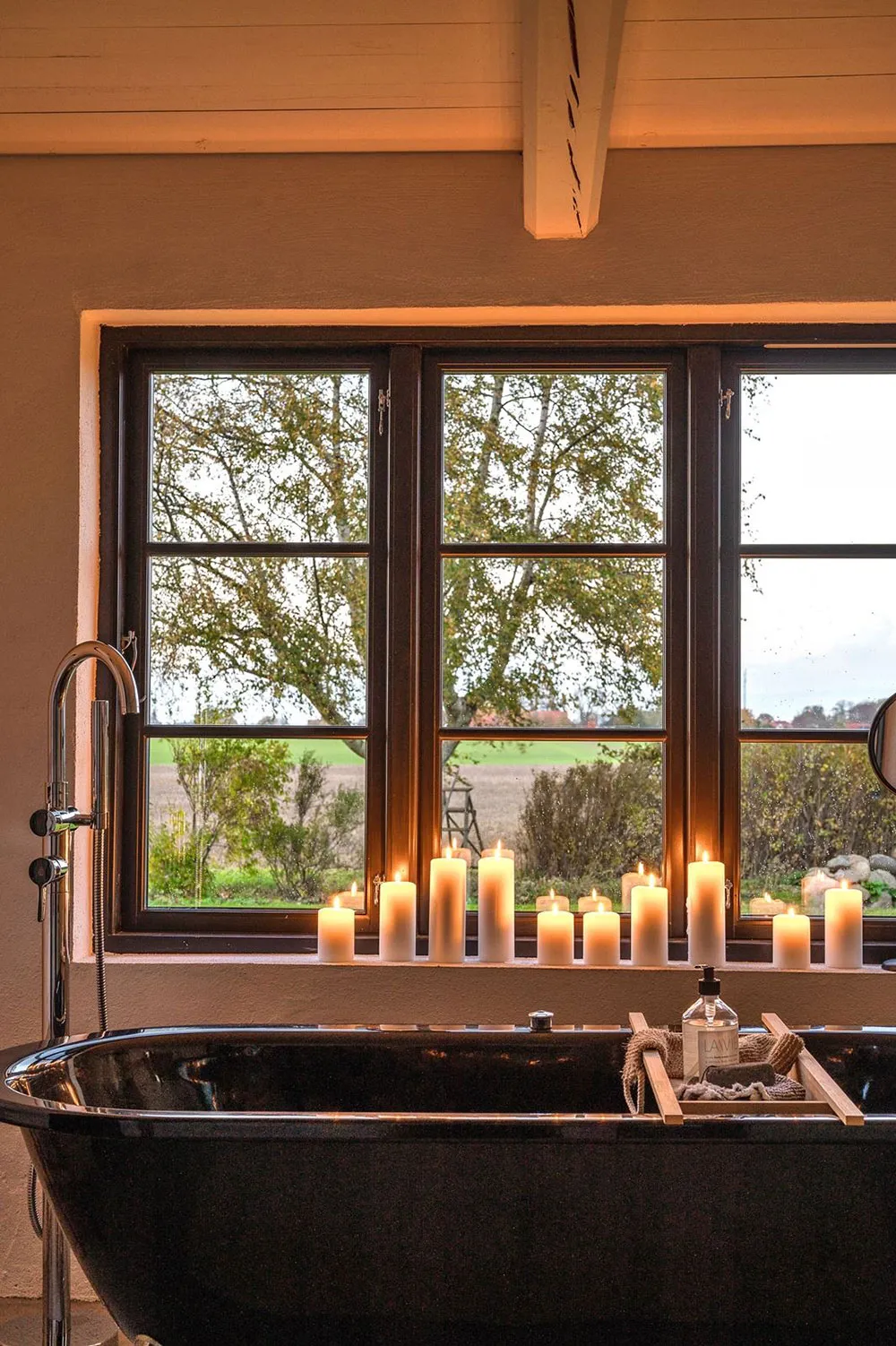 Stylischer moderner Scheunenstil mit schwarz-weißen Interiören - Gallery image 30