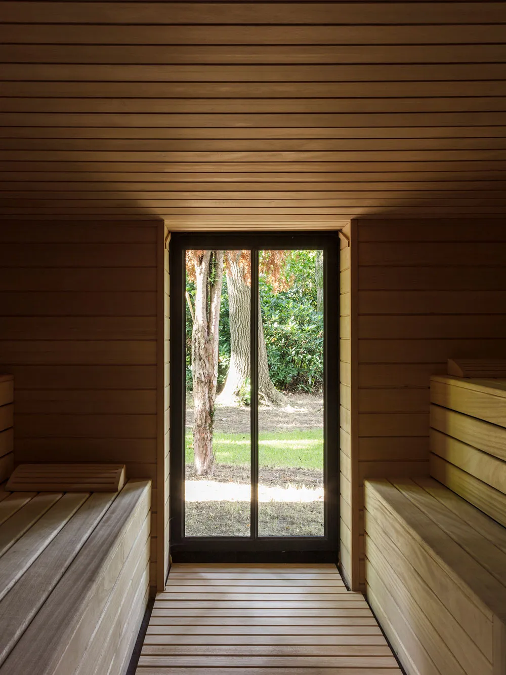 Minimalistisches Interior eines Hauses in Belgien mit stylischen schwarzen Akzenten - Gallery image 16