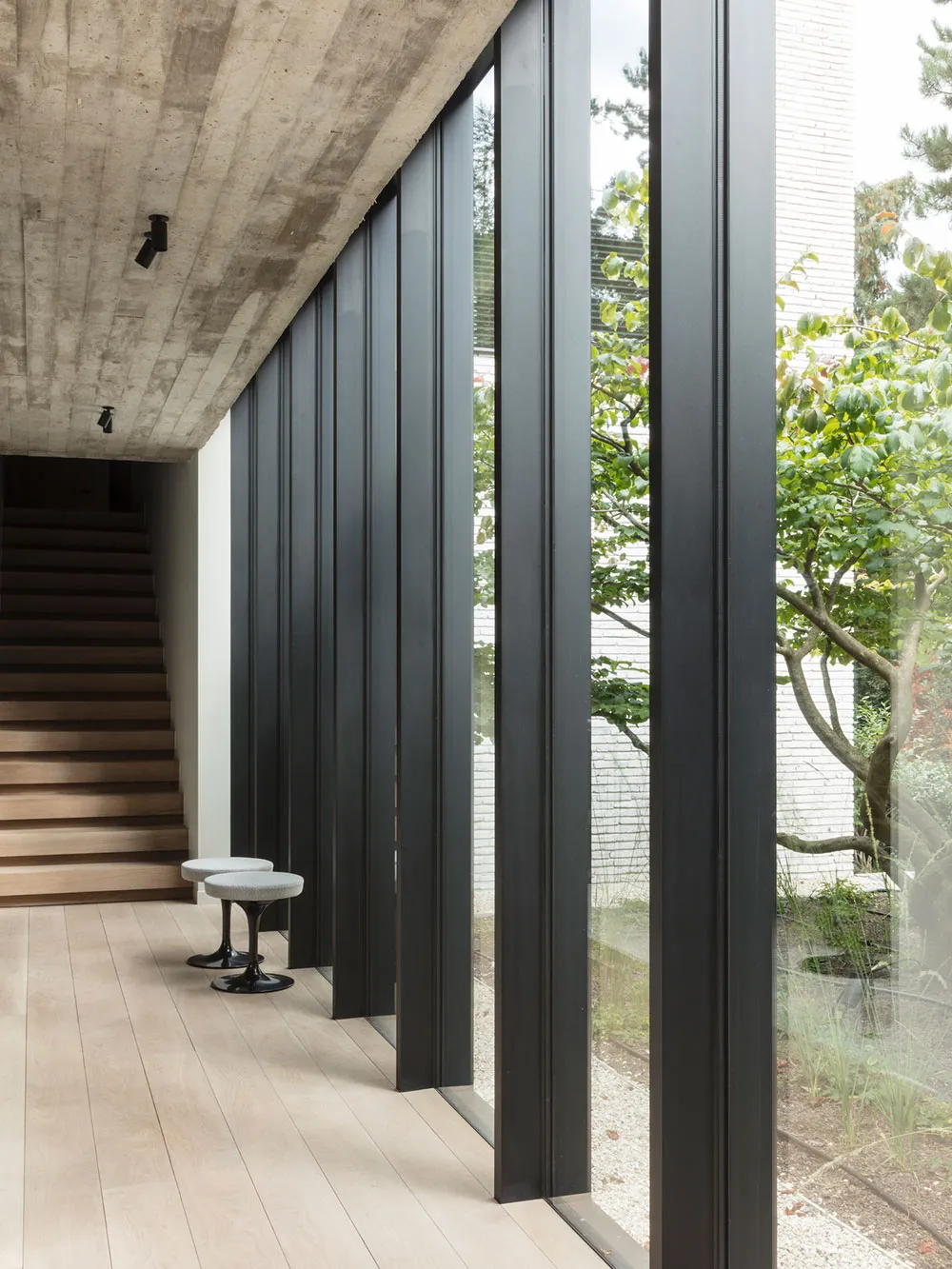 Minimalistisches Interior eines Hauses in Belgien mit stylischen schwarzen Akzenten - Gallery image 8