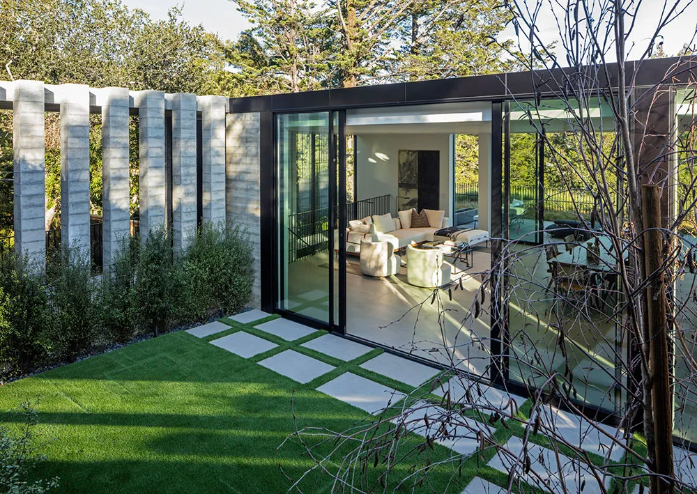 Современный дом из стекла и бетона, который сливается с природой - Gallery image 13