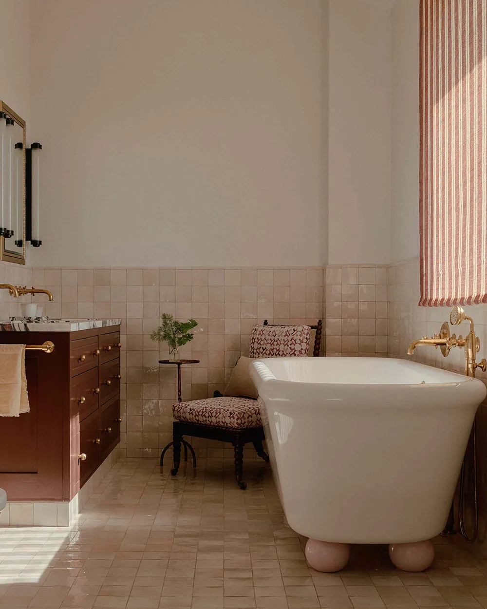 Hermosas tonalidades suaves en el interior de una villa histórica en Toscana - Gallery image 11