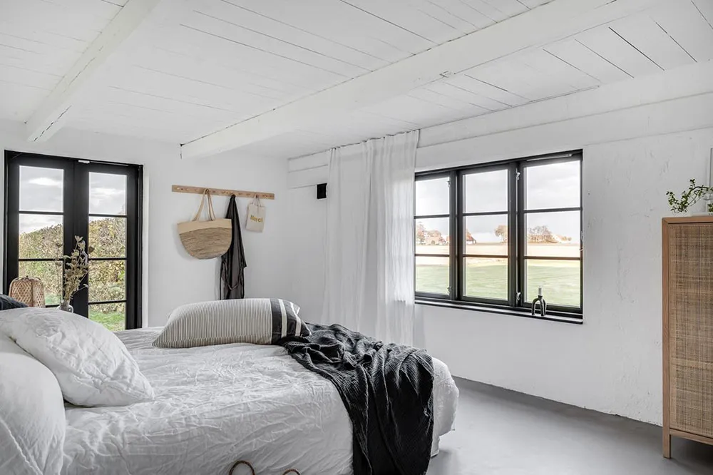 Stylischer moderner Scheunenstil mit schwarz-weißen Interiören - Gallery image 20