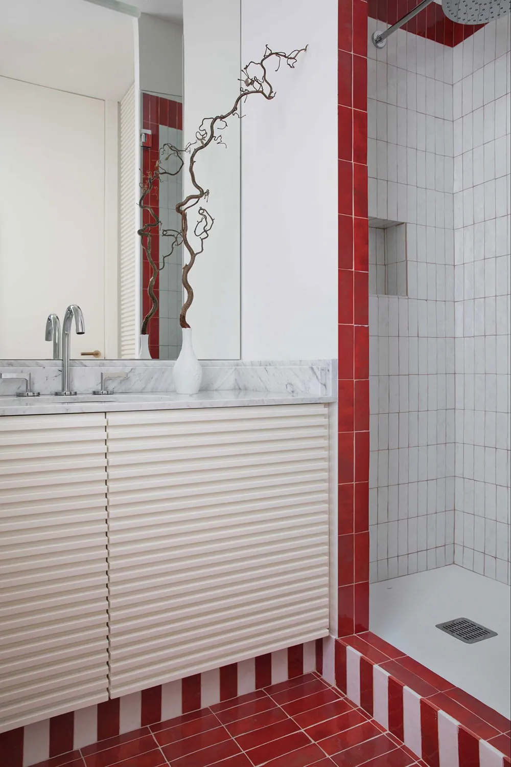 Colorful Tile in the Design of a Modern Apartment in Madrid - Gallery image 15