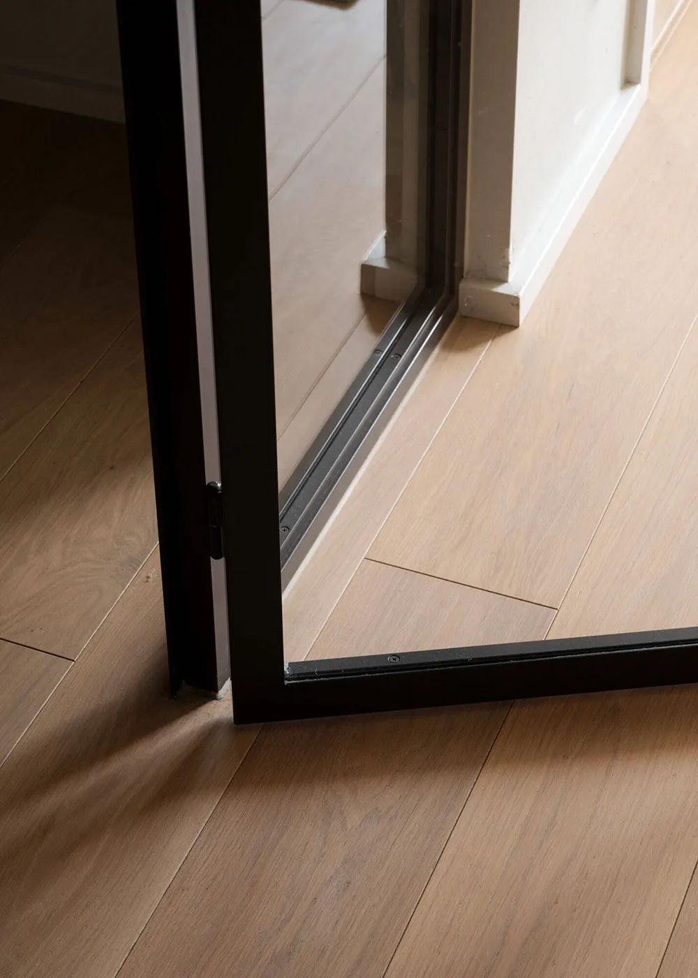 М’який монохромний інтер’єр скандинавського лофта (100 кв. м) - Gallery image 6