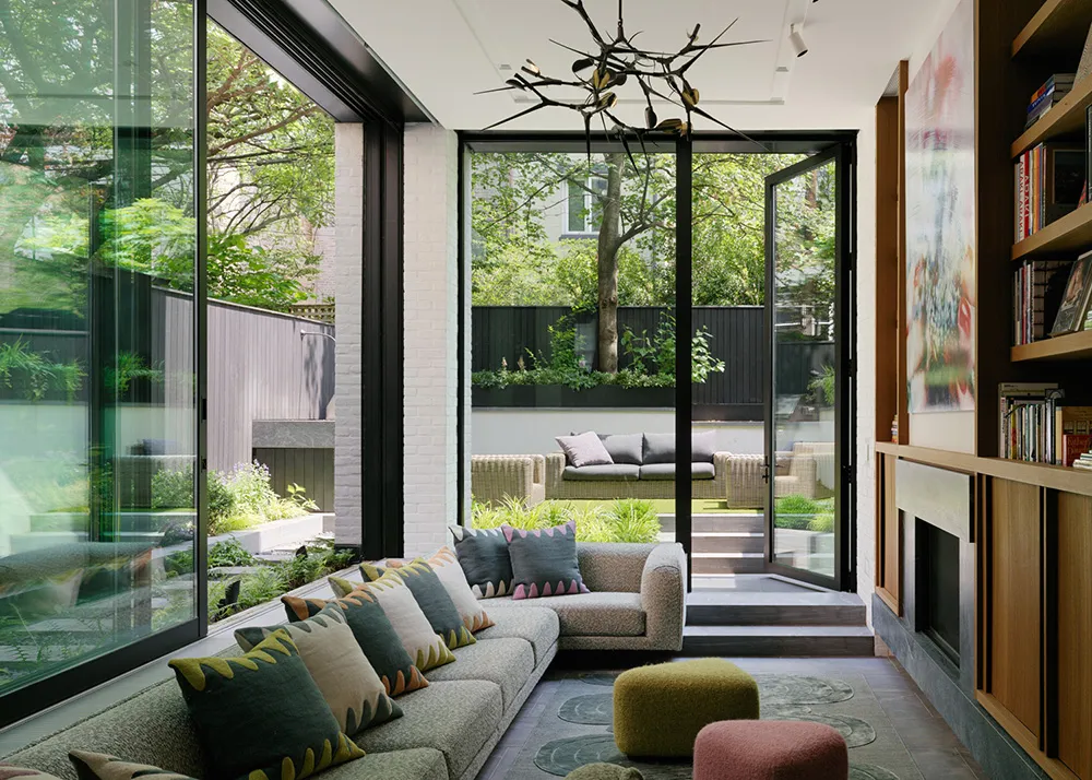 Mutiger Dekor im Design eines Hauses von Sammler in Brooklyn - Gallery image 19
