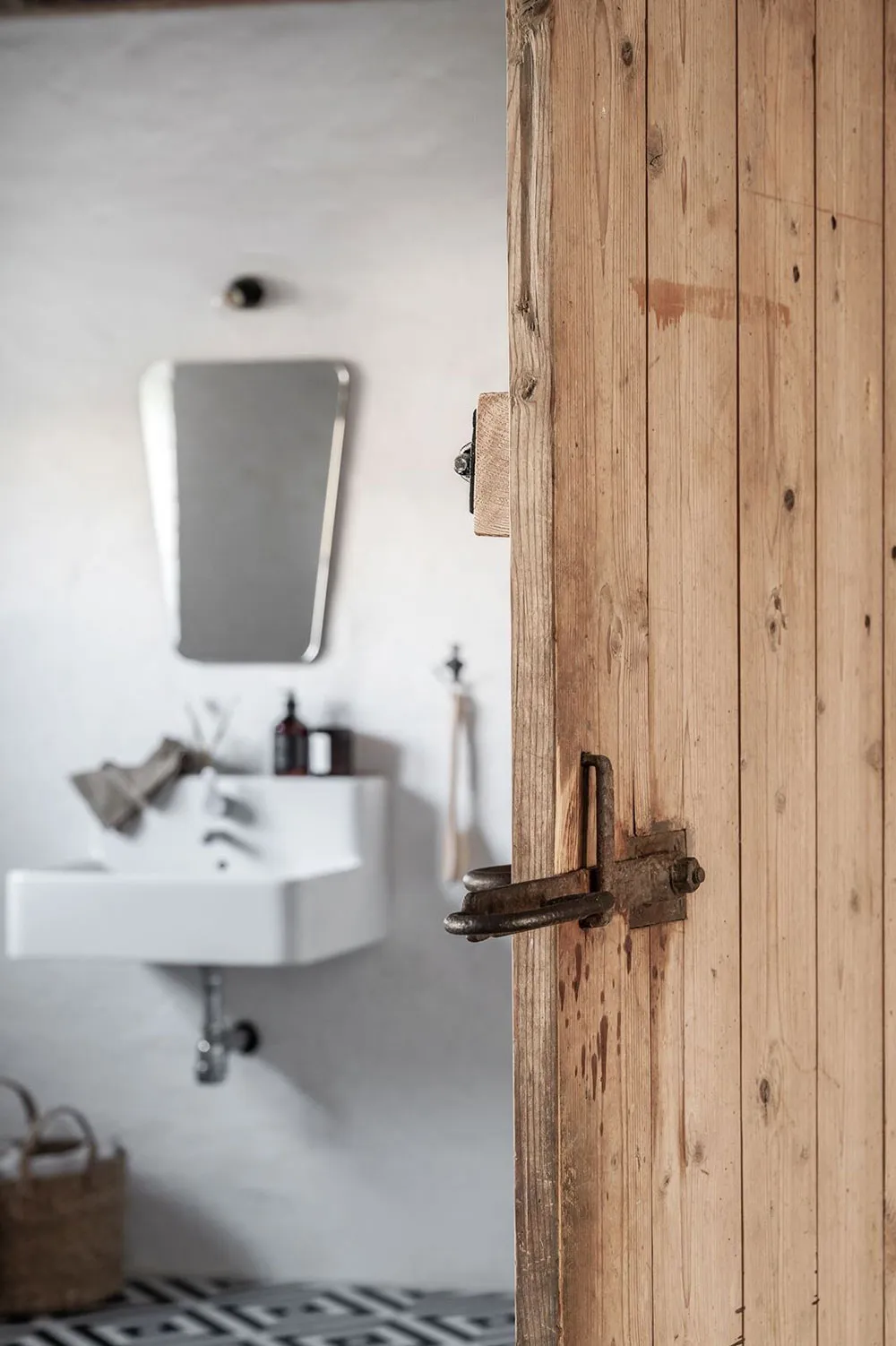 Stylischer moderner Scheunenstil mit schwarz-weißen Interiören - Gallery image 12