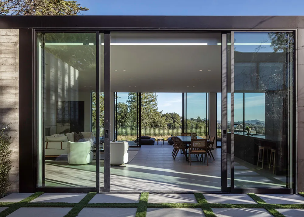 Современный дом из стекла и бетона, который сливается с природой - Gallery image 15