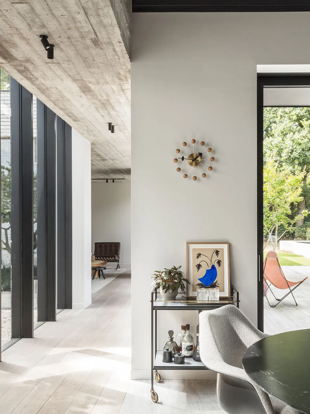 Minimalistisches Interior eines Hauses in Belgien mit stylischen schwarzen Akzenten - Gallery image 5