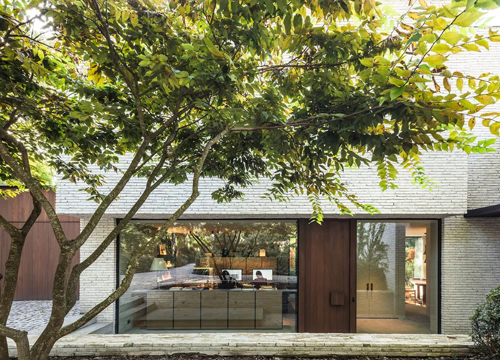 Minimalistisches Interior eines Hauses in Belgien mit stylischen schwarzen Akzenten - Gallery image 23