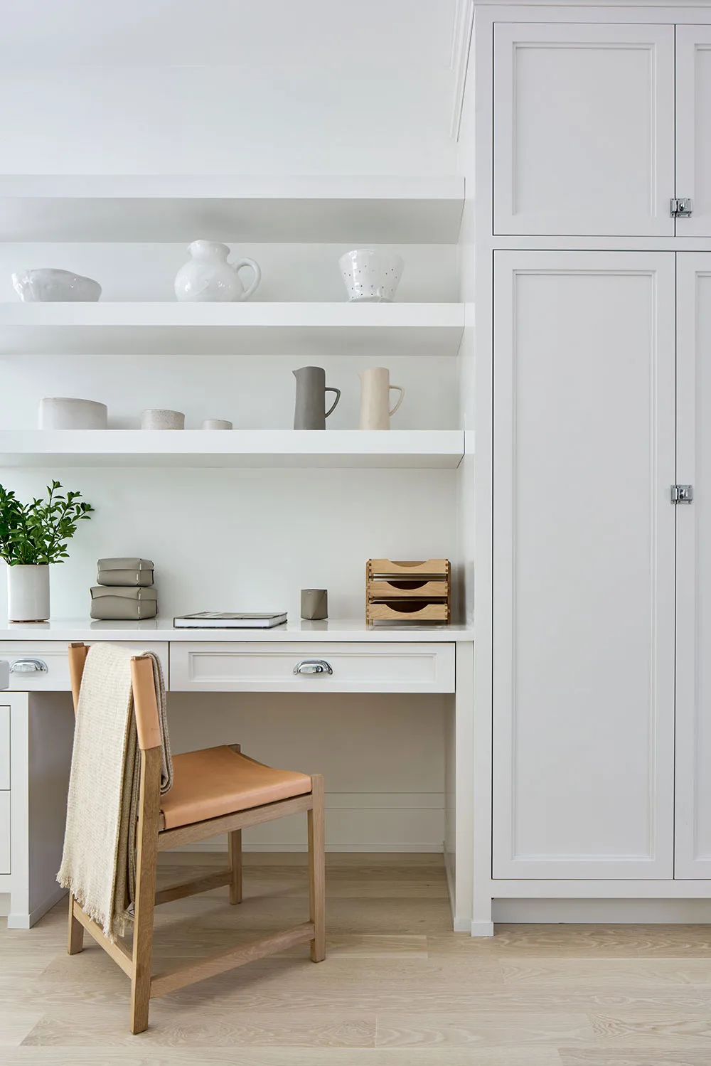 ロングアイランドにある、ナチュラルウッドのディテールが施されたエアリーで白いインテリア - Gallery image 10