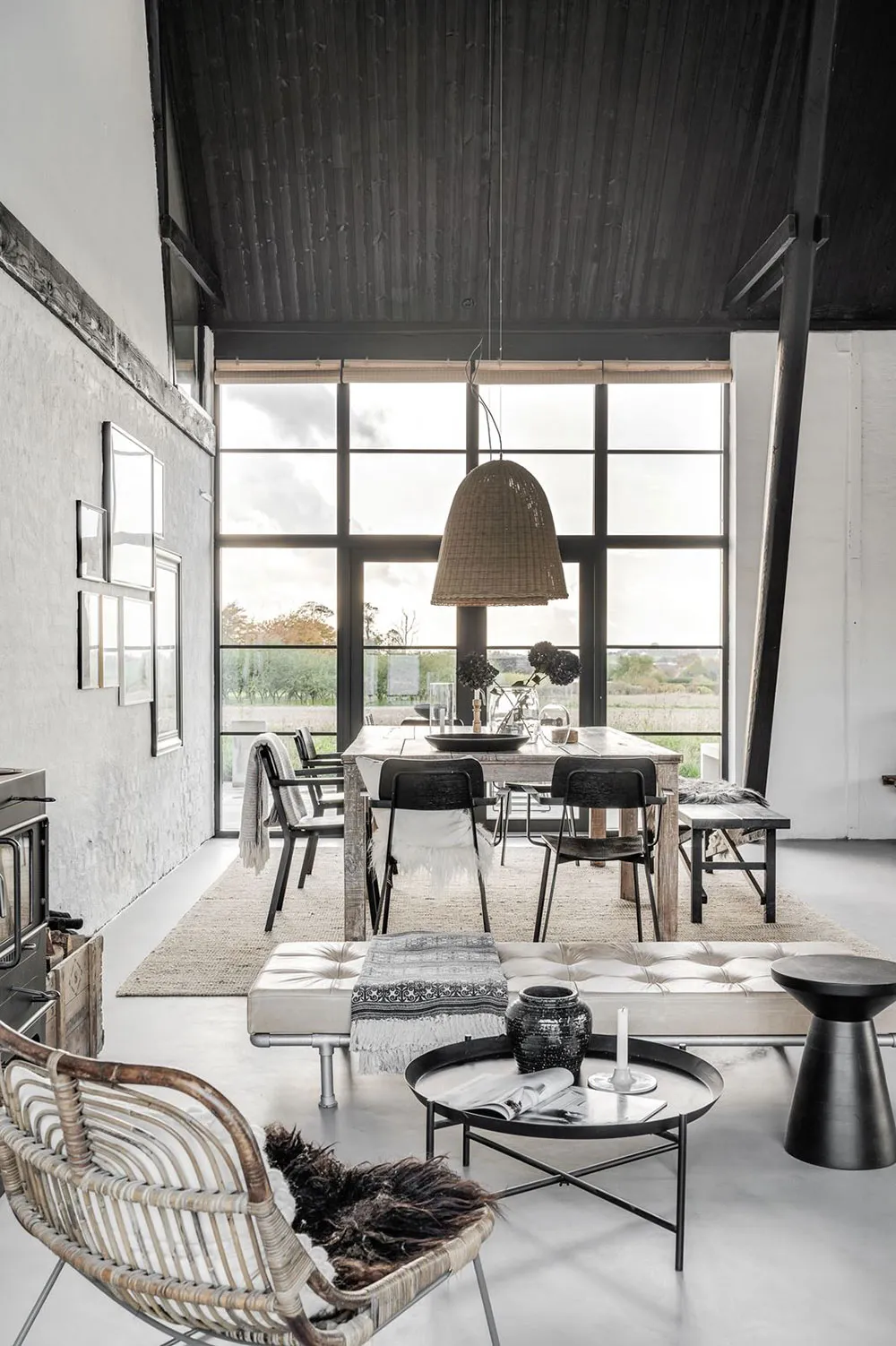 Stylischer moderner Scheunenstil mit schwarz-weißen Interiören - Gallery image 1