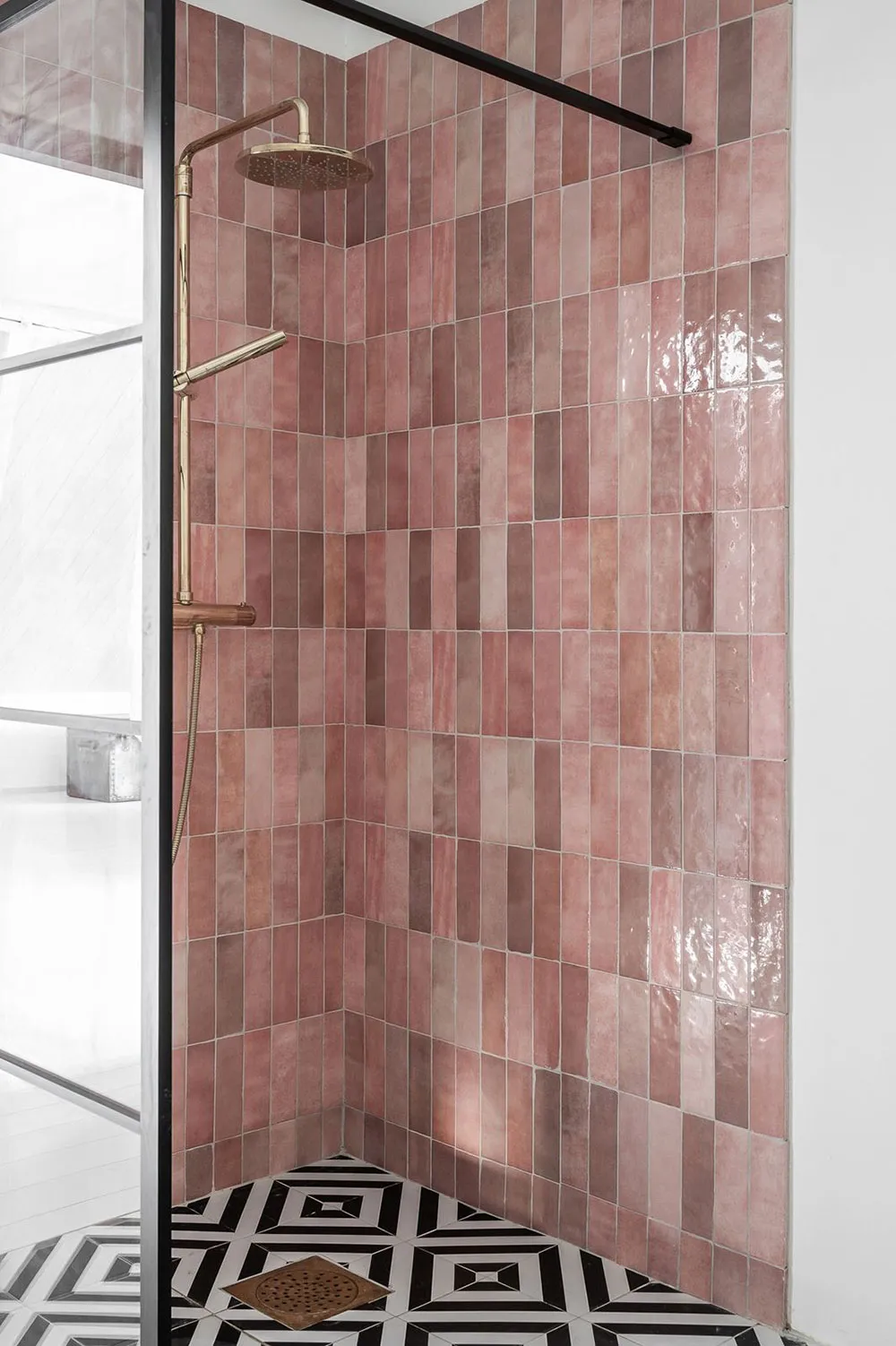 Stylischer moderner Scheunenstil mit schwarz-weißen Interiören - Gallery image 23