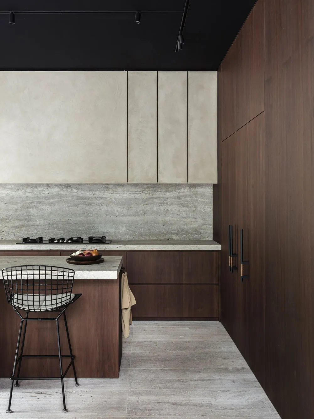 Minimalistisches Interior eines Hauses in Belgien mit stylischen schwarzen Akzenten - Gallery image 2