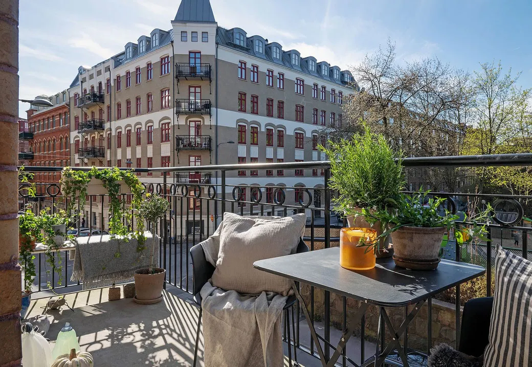 Apartamento escandinavo con sofá a rayas - Gallery image 7