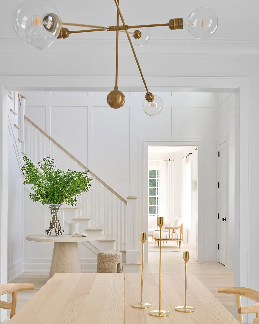 ロングアイランドにある、ナチュラルウッドのディテールが施されたエアリーで白いインテリア - Gallery image 12