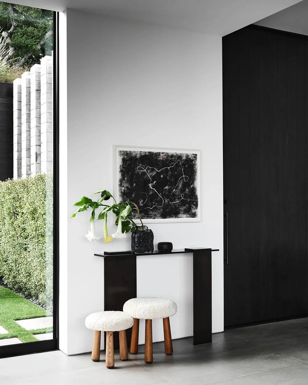 Современный дом из стекла и бетона, который сливается с природой - Gallery image 1