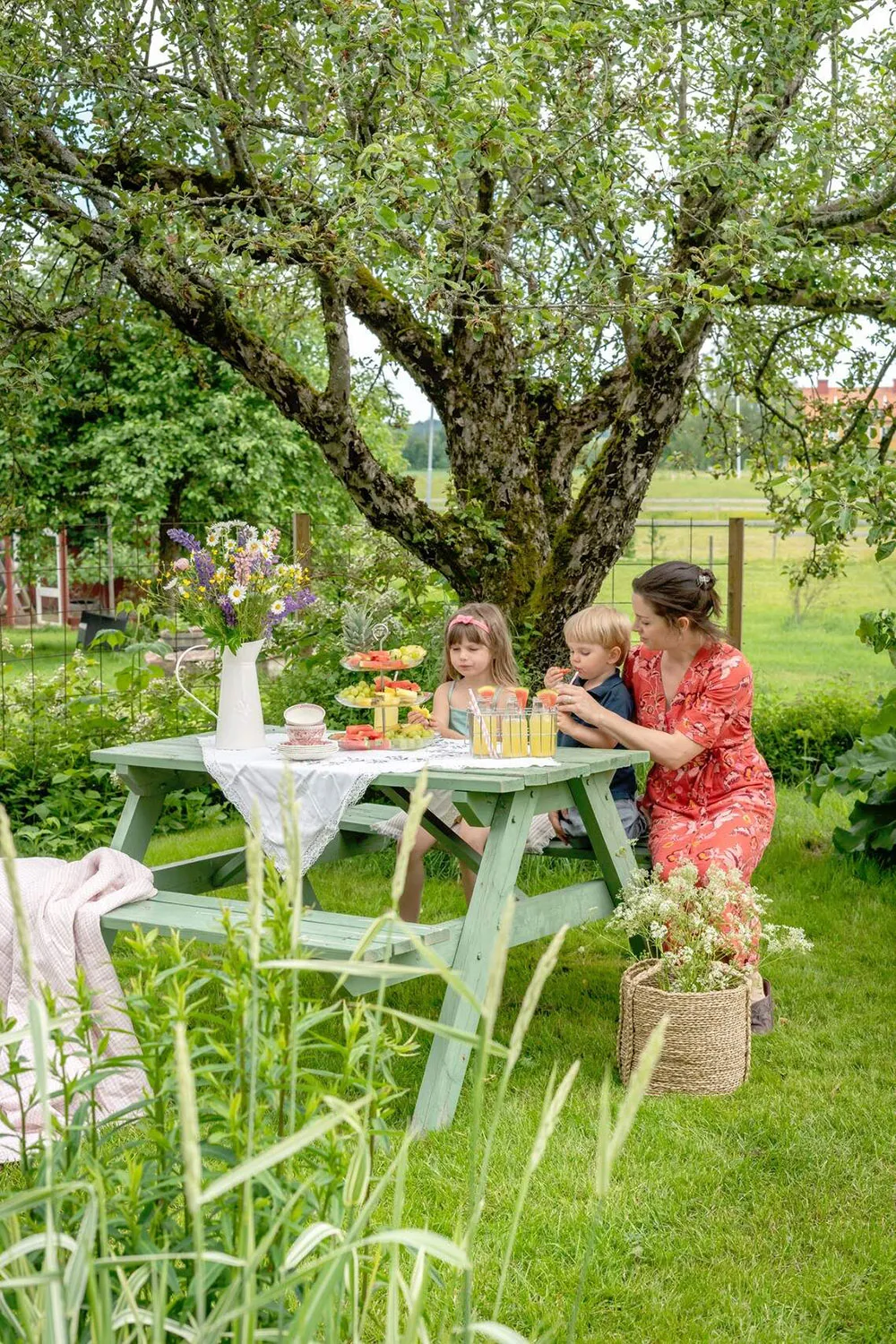 Цветочные мотивы в интерьерах дачи в старом фермерском домике - Gallery image 1