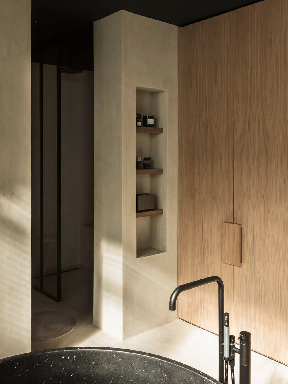 Minimalistisches Interior eines Hauses in Belgien mit stylischen schwarzen Akzenten - Gallery image 11