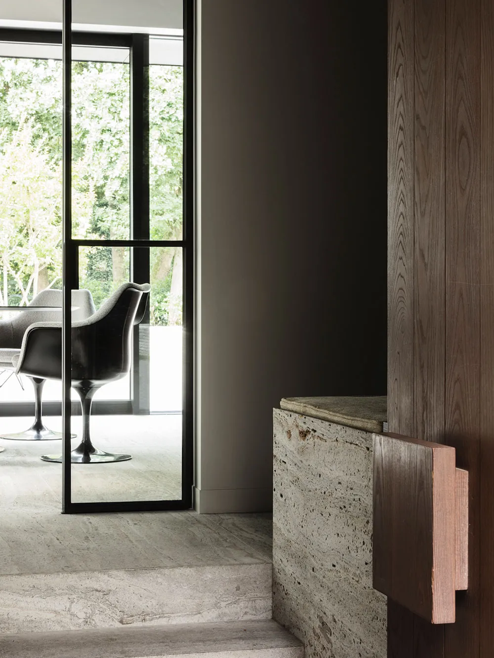 Minimalistisches Interior eines Hauses in Belgien mit stylischen schwarzen Akzenten - Gallery image 4