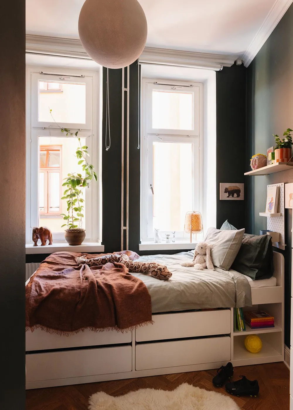 Ефектні стінні панелі та сучасне мистецтво в дизайні квартири в Стокгольмі - Gallery image 32