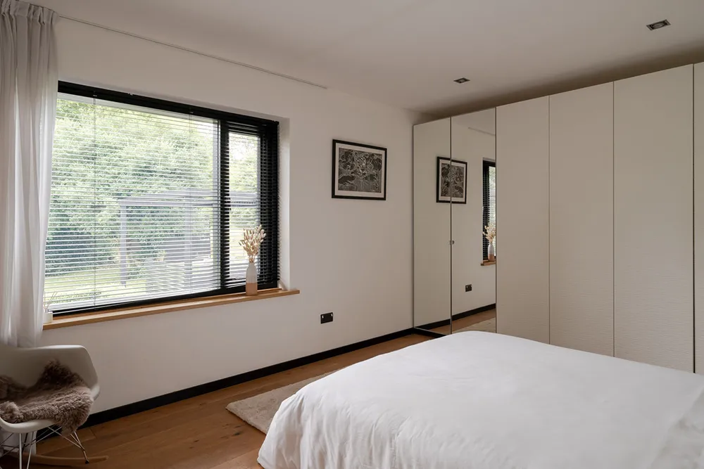 Elemente des Industriestils im Design eines hellen modernen Hauses in England - Gallery image 21