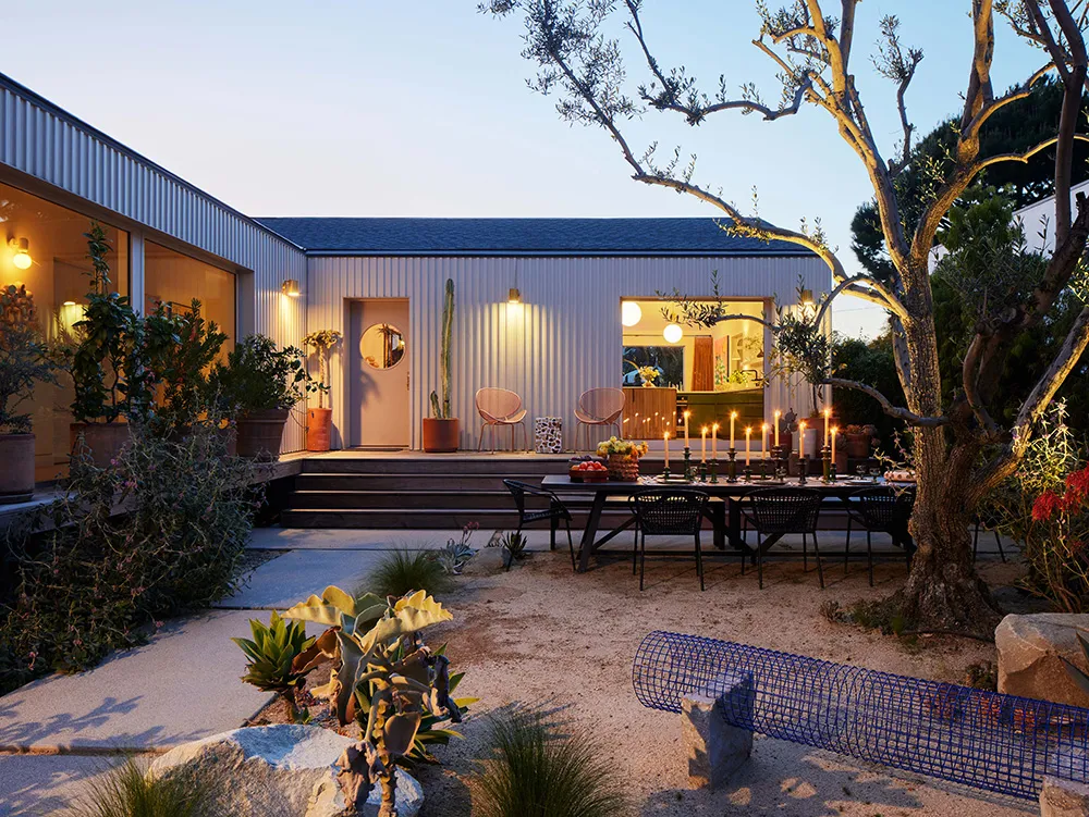 Design ludique d'une petite maison de deux acteurs à Los Angeles - Gallery image 1