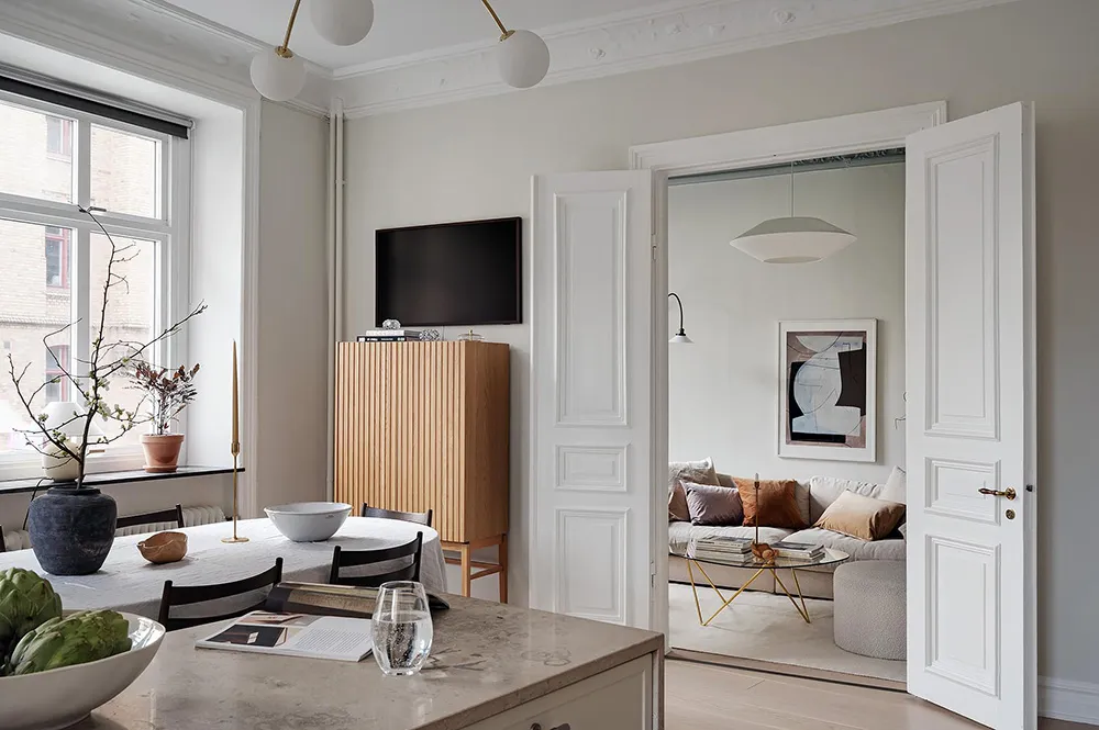 Blauer Decken in Wohnzimmer und stilvolle Details: Ruhiges Interieur in Goteborg (71 qm) - Gallery image 5