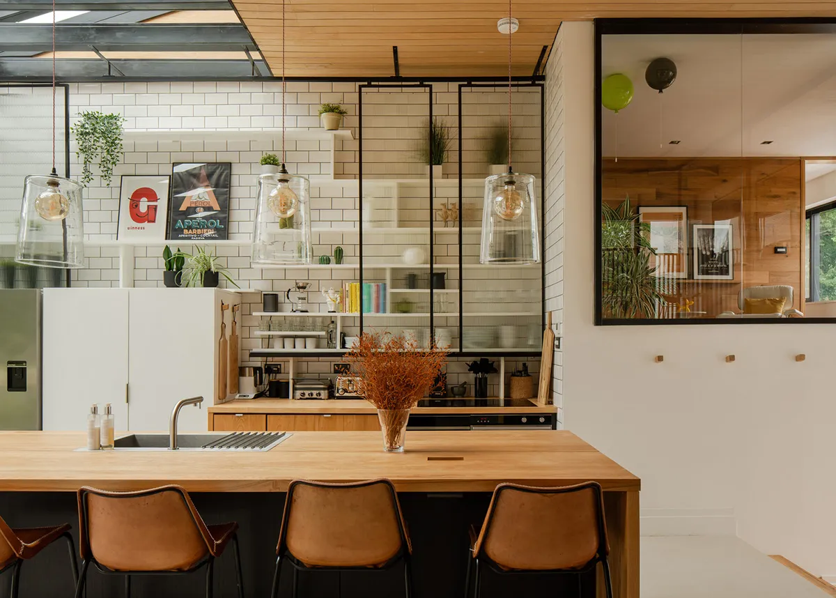 Elemente des Industriestils im Design eines hellen modernen Hauses in England - Gallery image 5