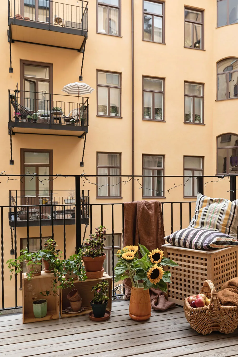 ऊंची छतें, मोल्डिंग्स एवं पुराने ढंग की फर्नीचर: स्टॉकहोम में एक शानदार अपार्टमेंट - Gallery image 24