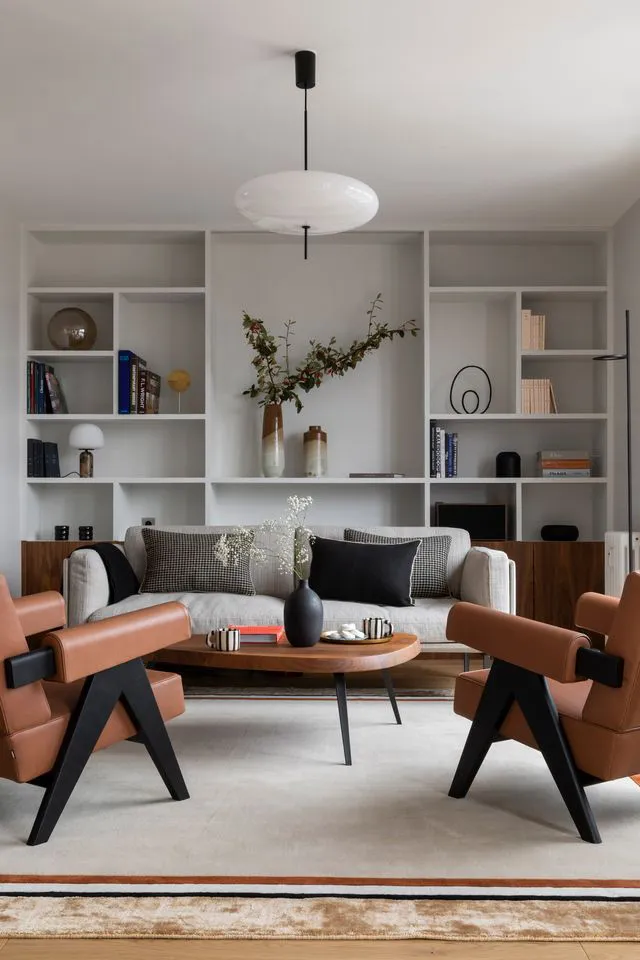 Intérieur moderne strict d'appartement à Paris - Gallery image 1