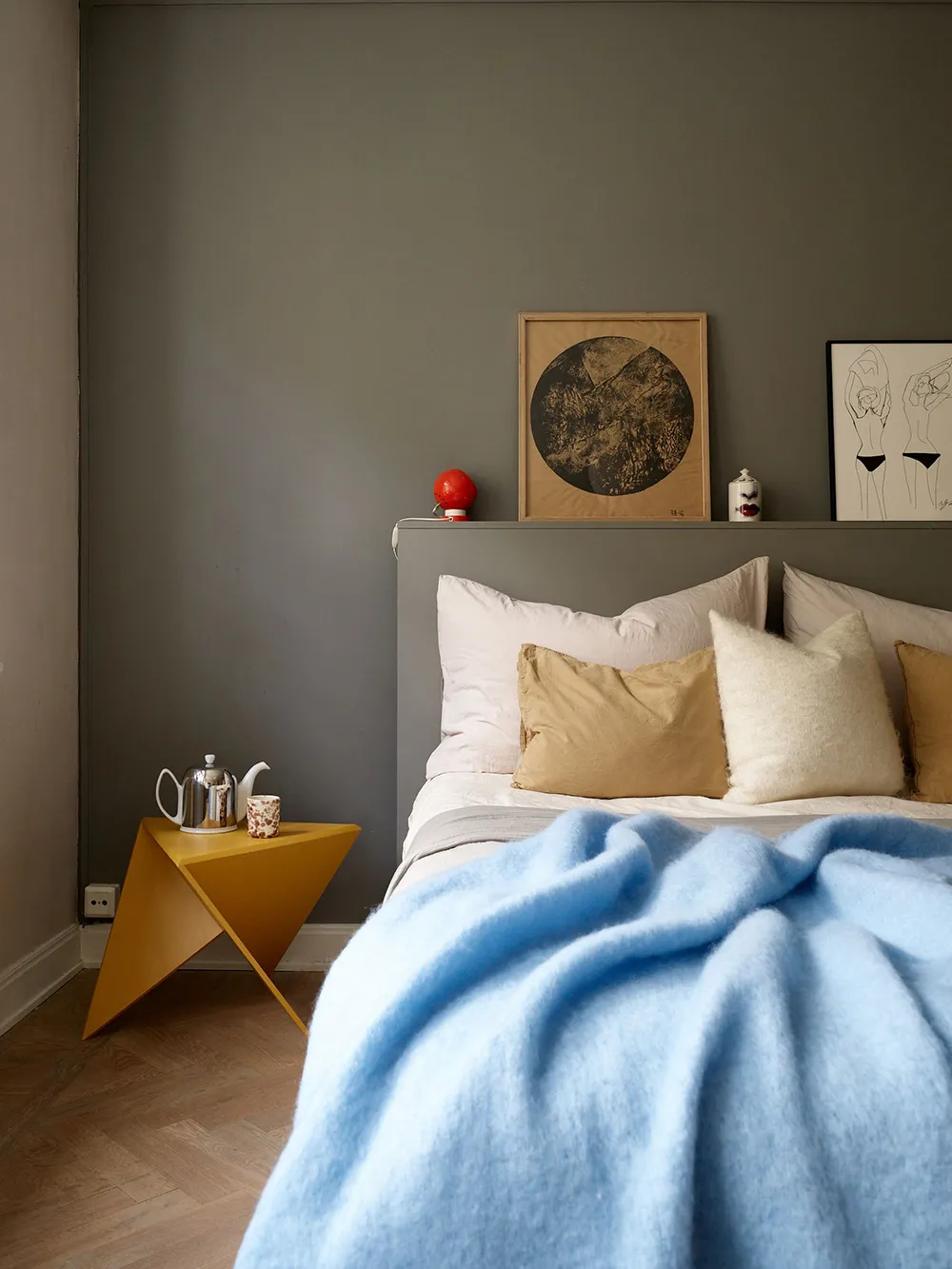 Темна меблі та червоні акценти в дизайні квартири в Стокгольмі (76 кв. м) - Gallery image 17