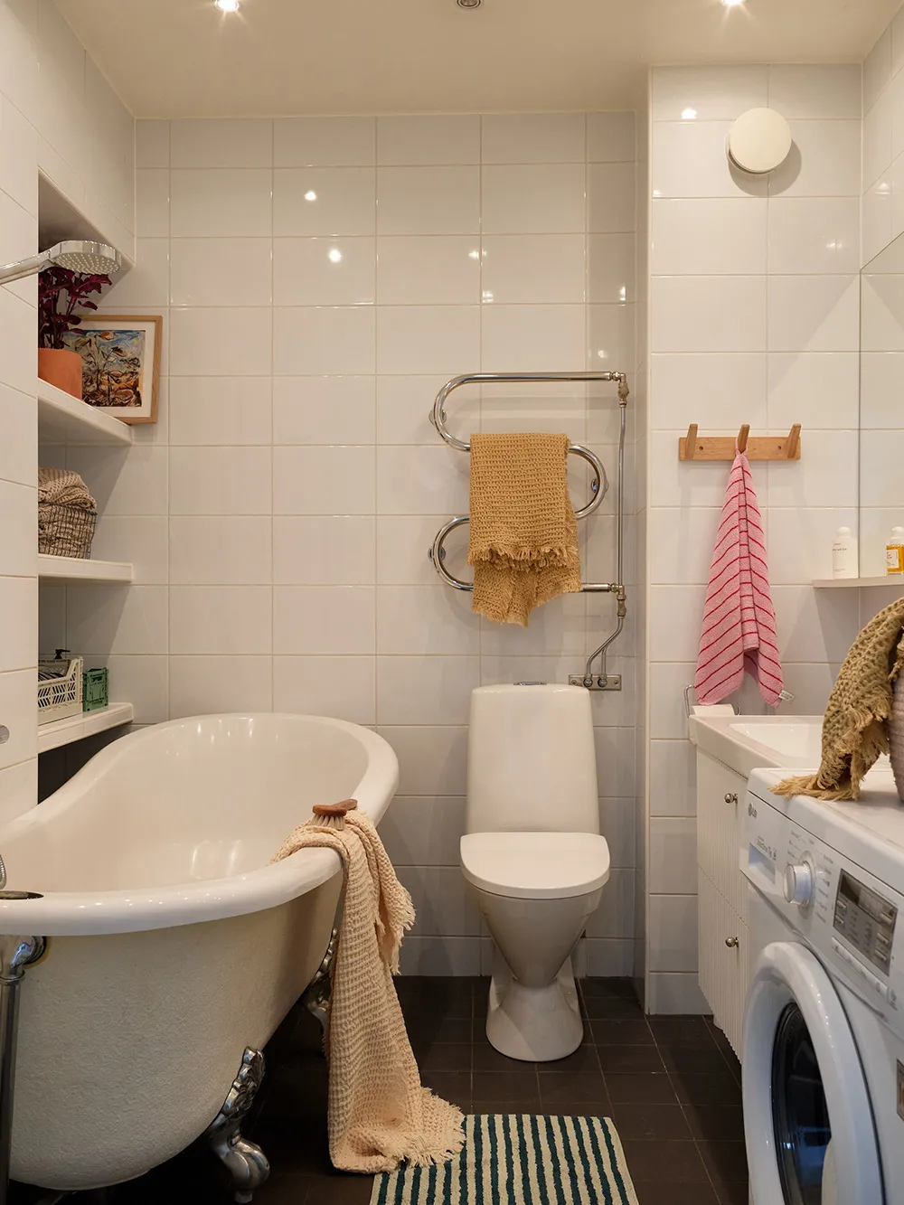 Темна меблі та червоні акценти в дизайні квартири в Стокгольмі (76 кв. м) - Gallery image 23