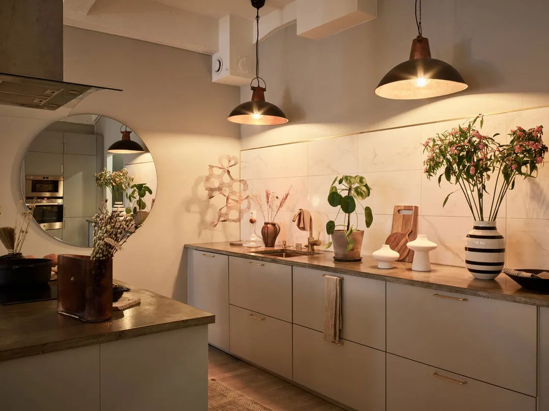 Intérieur scandinave cosy dans une lumière de soirée agréable - Gallery image 6