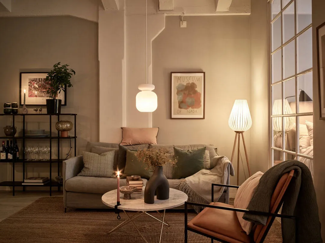 Intérieur scandinave cosy dans une lumière de soirée agréable - Gallery image 3