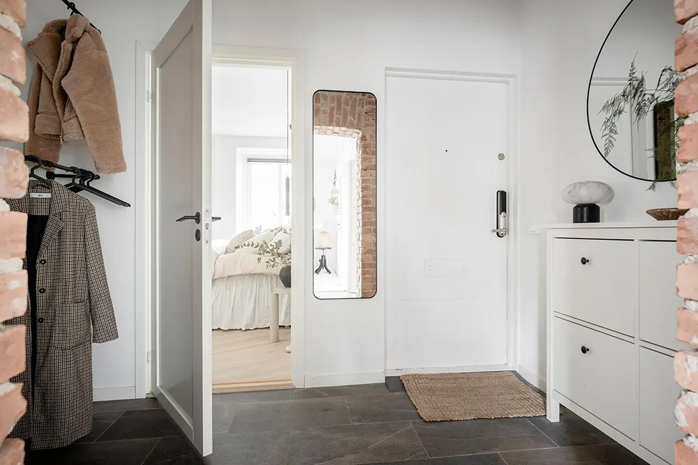 Paredes de ladrillo y cocina para fiestas: una vivienda inusual en Suecia - Gallery image 29