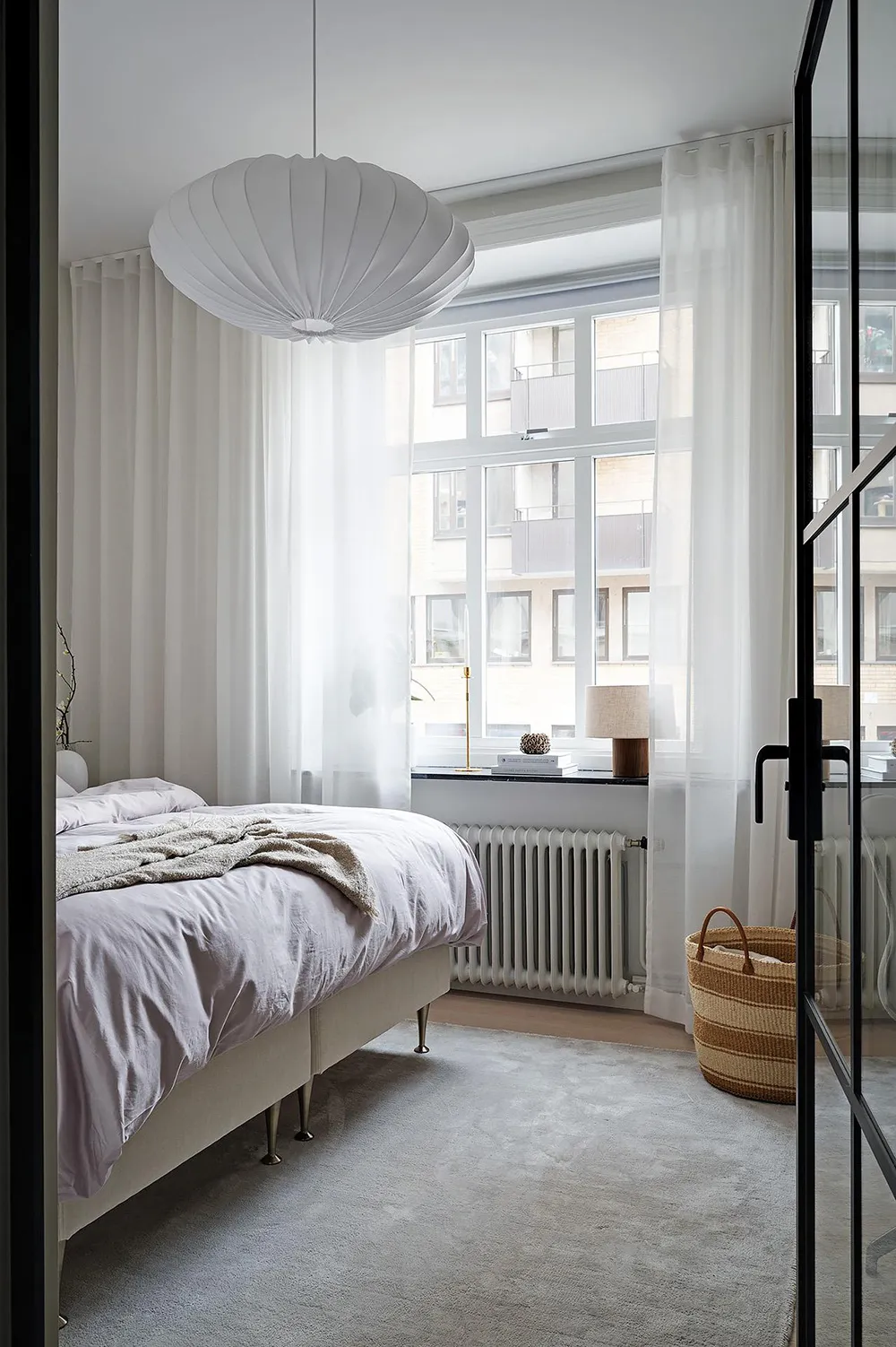 Blauer Decken in Wohnzimmer und stilvolle Details: Ruhiges Interieur in Goteborg (71 qm) - Gallery image 21