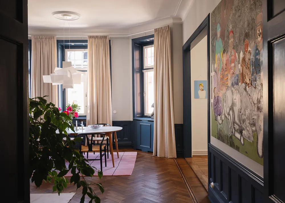 Ефектні стінні панелі та сучасне мистецтво в дизайні квартири в Стокгольмі - Gallery image 1