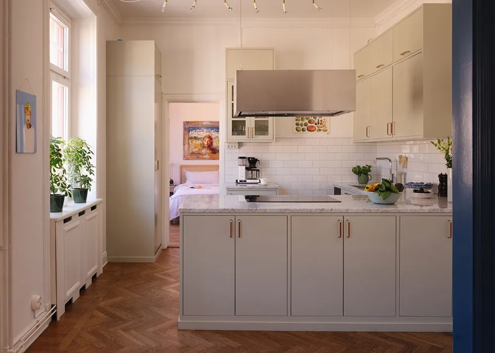 Ефектні стінні панелі та сучасне мистецтво в дизайні квартири в Стокгольмі - Gallery image 14