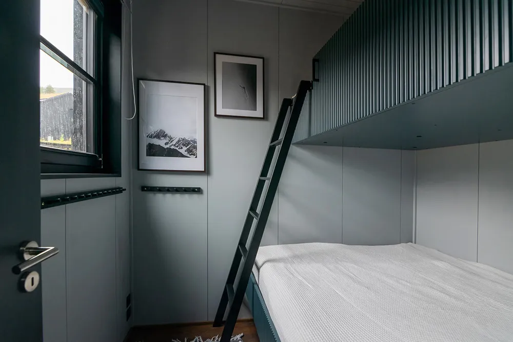 Dark Outside and Inside: Modern Scandinavian Cottage in Nature - Gallery image 11