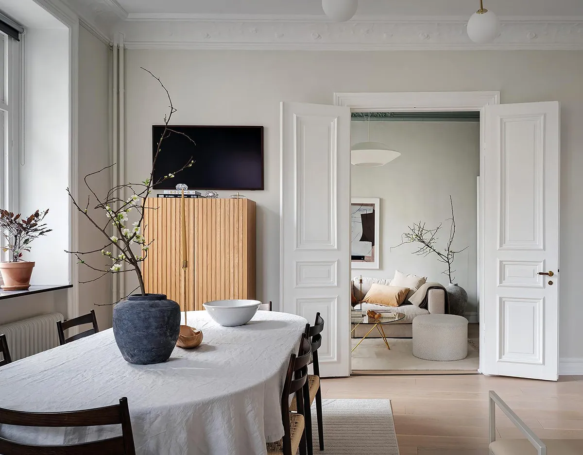 Blauer Decken in Wohnzimmer und stilvolle Details: Ruhiges Interieur in Goteborg (71 qm) - Gallery image 2