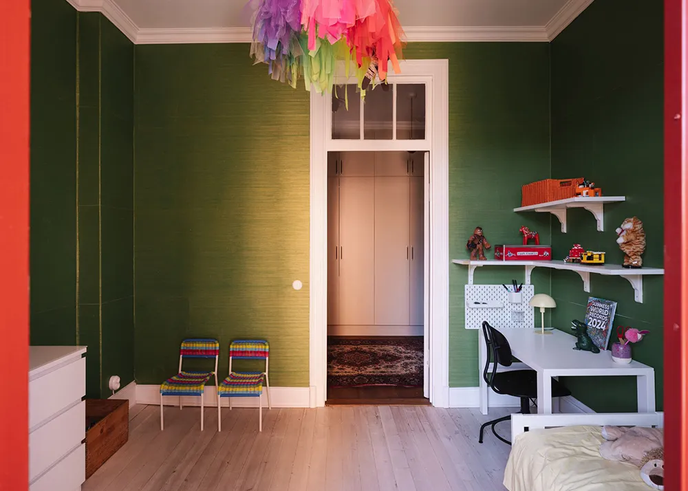 Ефектні стінні панелі та сучасне мистецтво в дизайні квартири в Стокгольмі - Gallery image 30