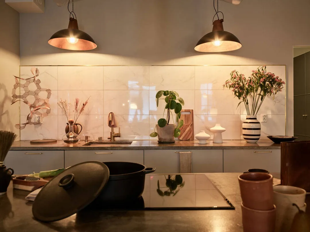 Intérieur scandinave cosy dans une lumière de soirée agréable - Gallery image 7