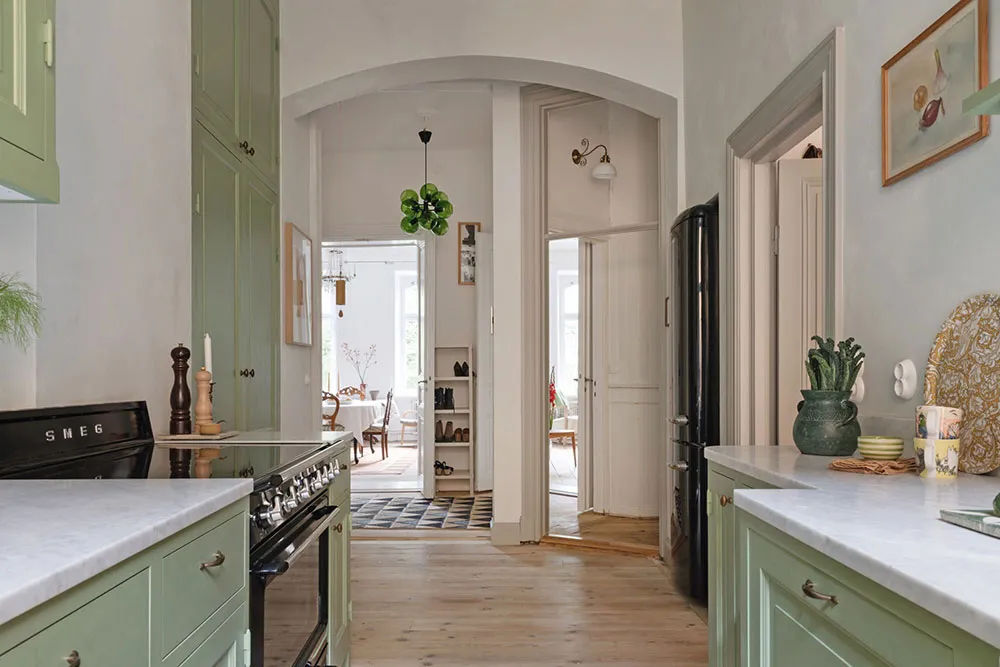 ऊंची छतें, मोल्डिंग्स एवं पुराने ढंग की फर्नीचर: स्टॉकहोम में एक शानदार अपार्टमेंट - Gallery image 17