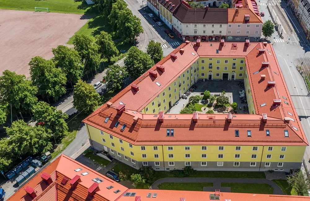 Paredes de ladrillo y cocina para fiestas: una vivienda inusual en Suecia - Gallery image 31